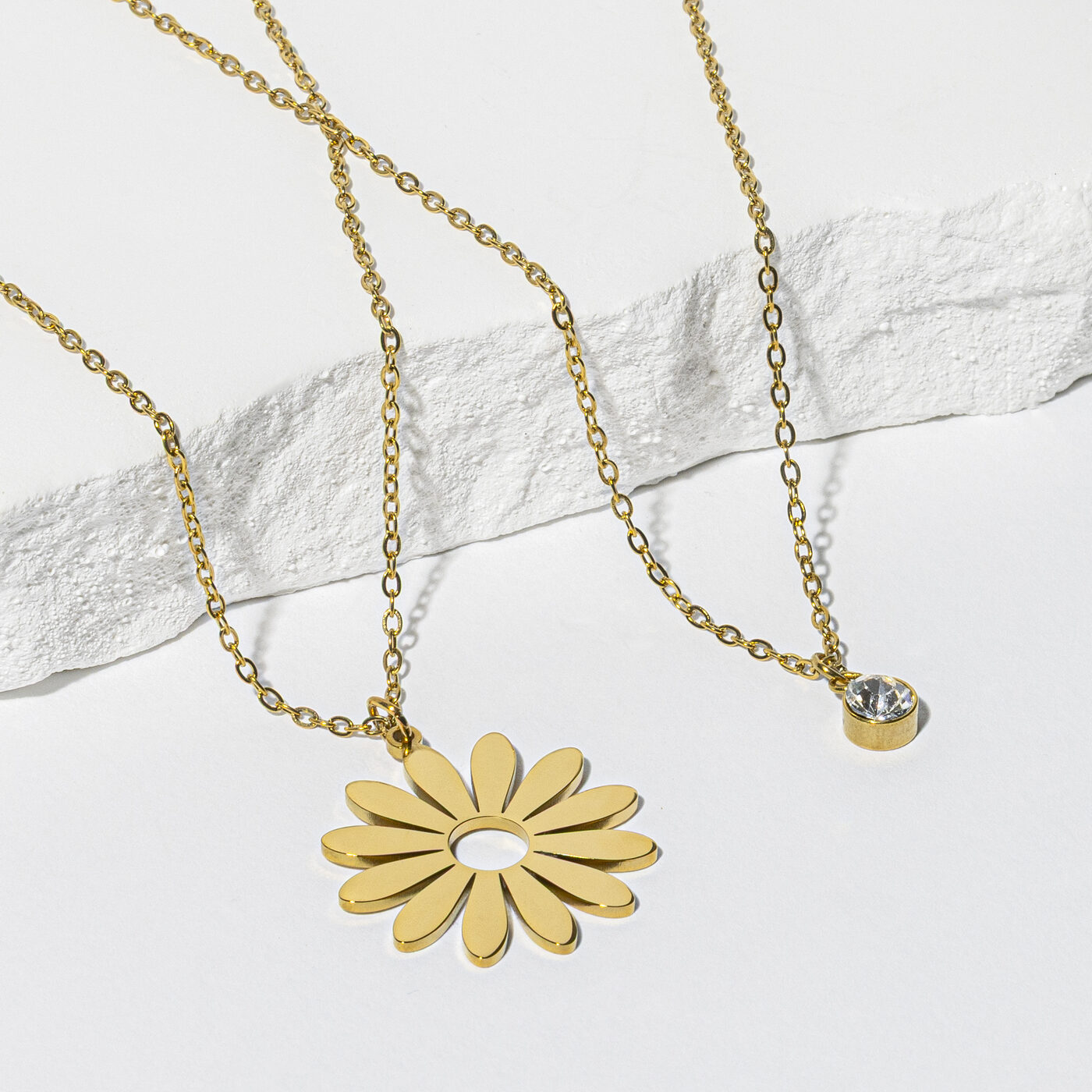 The Daisy Set necklace, gold finish