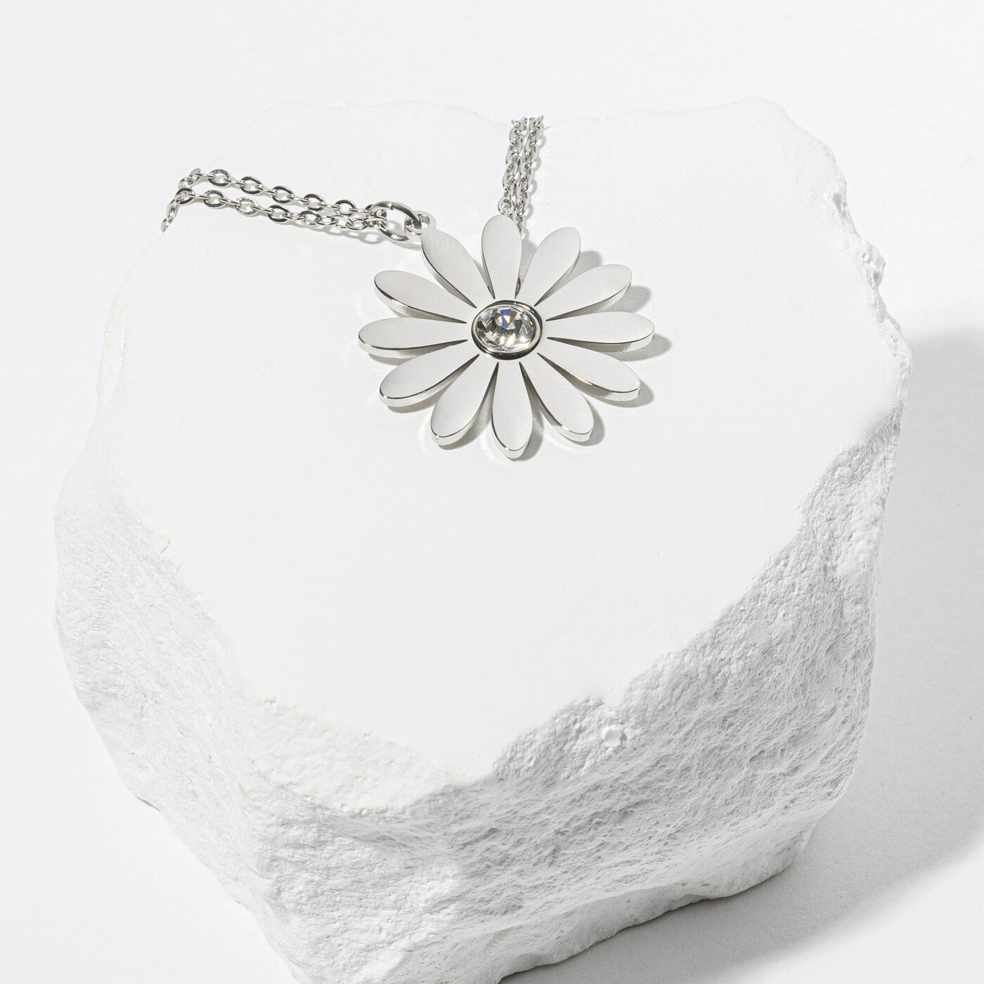 The Daisy Set pendant close-up, silver finish